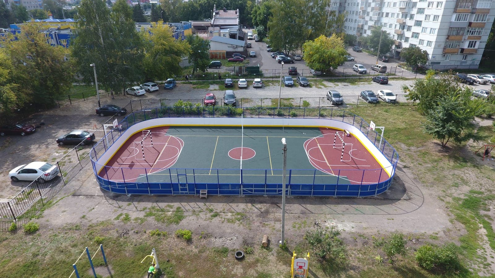 Универсальная площадка с хоккейной коробкой на Карпинского — фото 4